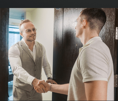 Zwei Männer geben sich die Hand