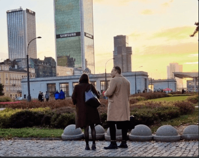 Paar spaziert durch die Stadt