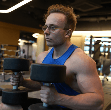 Mann trainiert im Gym